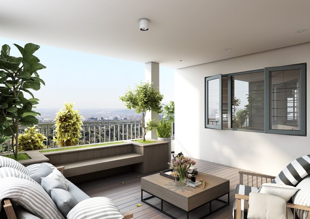 Terraza con vista a la ciudad, decorada con muebles de madera