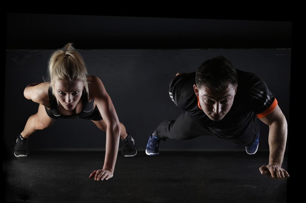 Hombre y mujer haciendo push ups a una mano