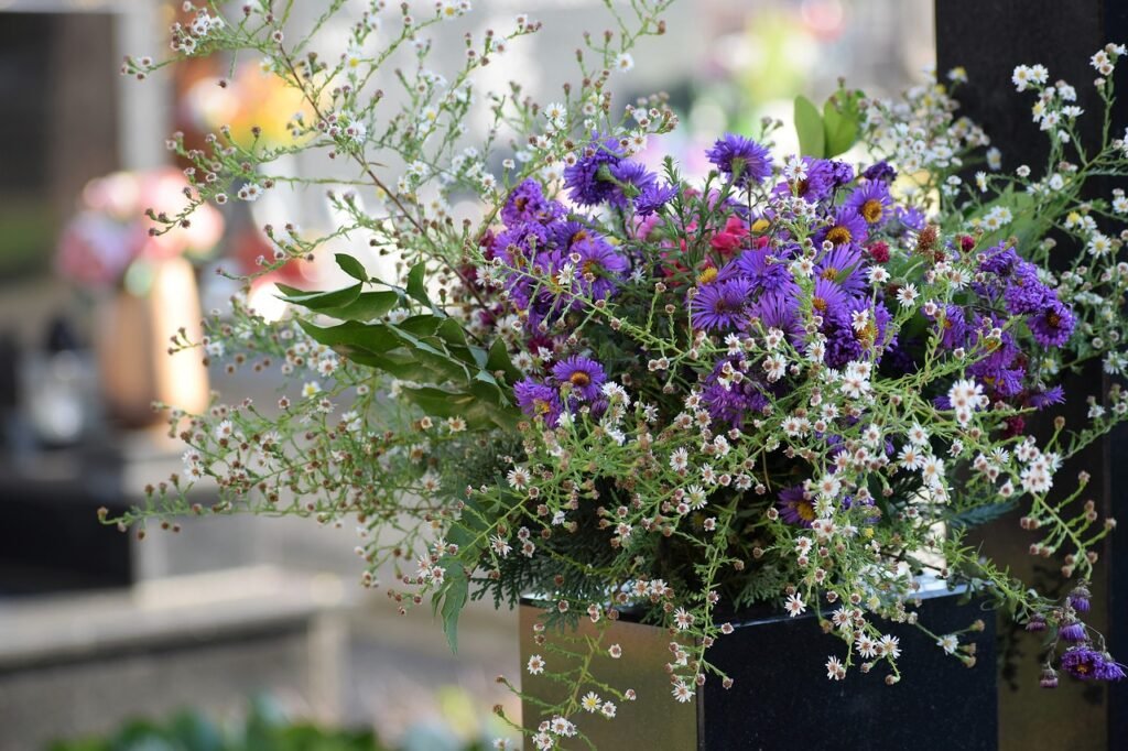 Arreglo floral con flores moradas en una terraza