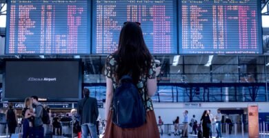 Chica en aeropuerto