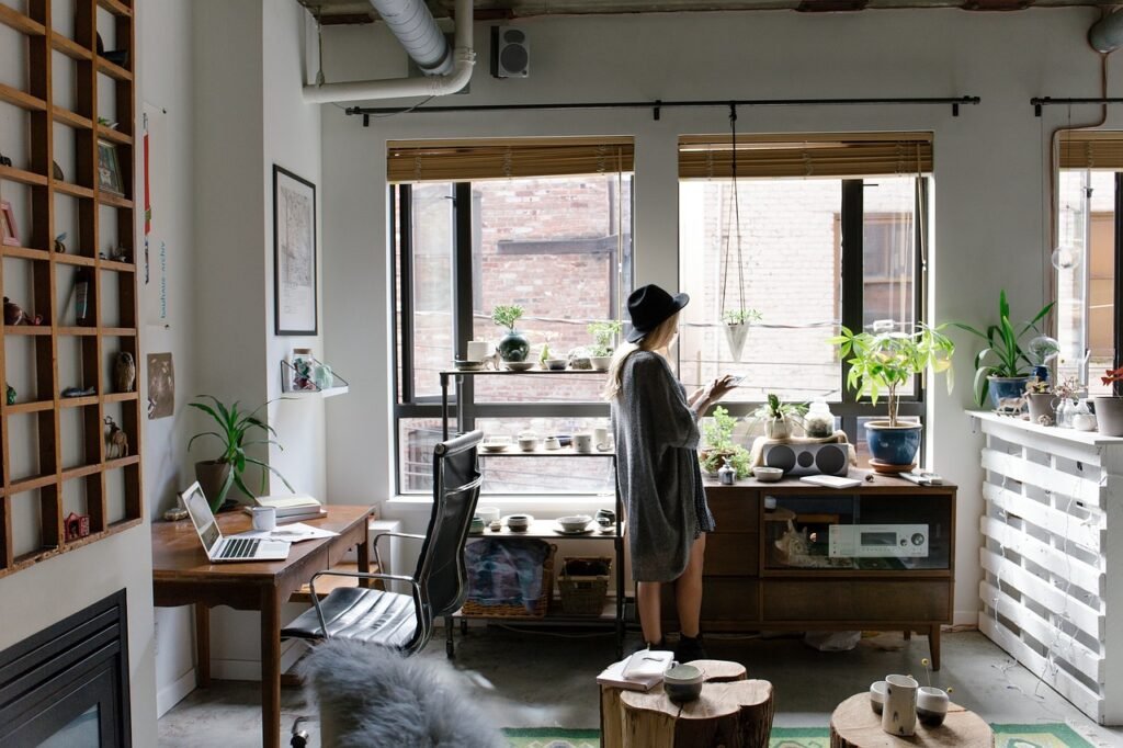 Mujer en oficina en casa decorada muy bonita con plantas y cuadros 