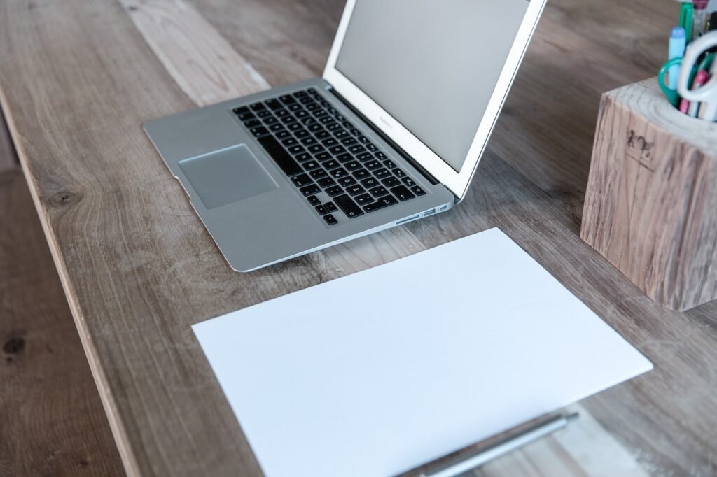 Oficina en casa con mesa de madera y una laptop