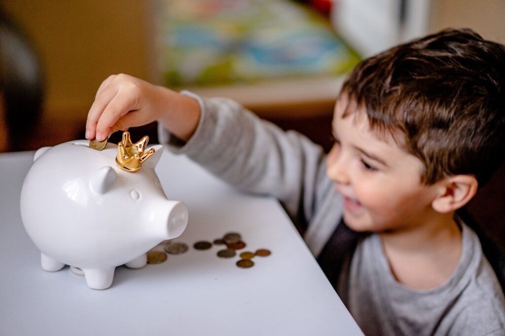 Niño ahorrando dinero