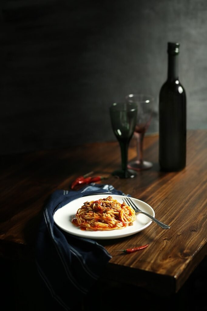 Plato con pasta y vino tinto