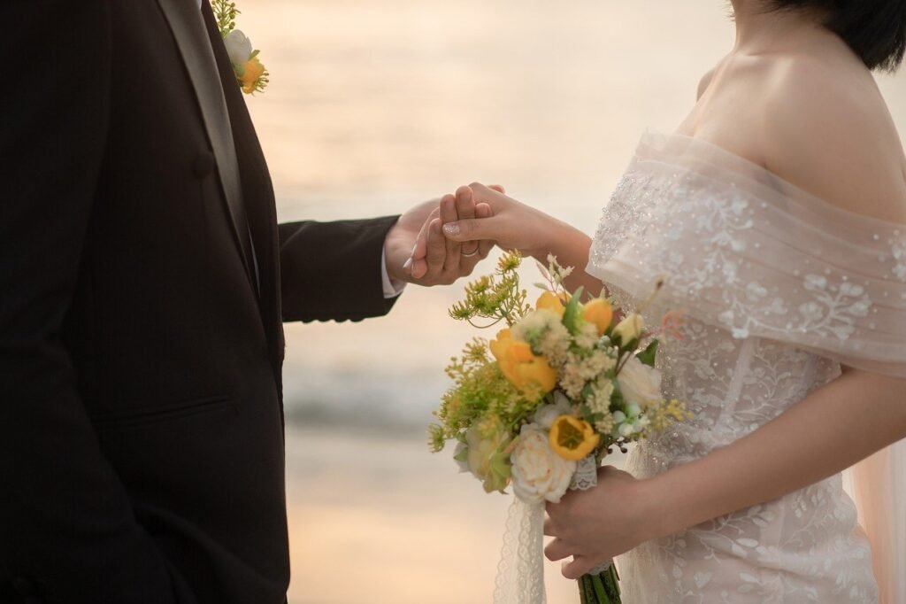 Pareja recién casada en la playa