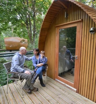 Pareja haciendo glamping