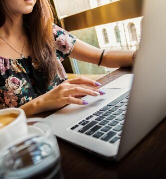 Chica trabajando en una laptop