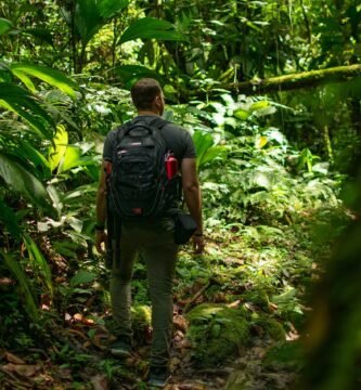 Hombre haciendo ecoturismo