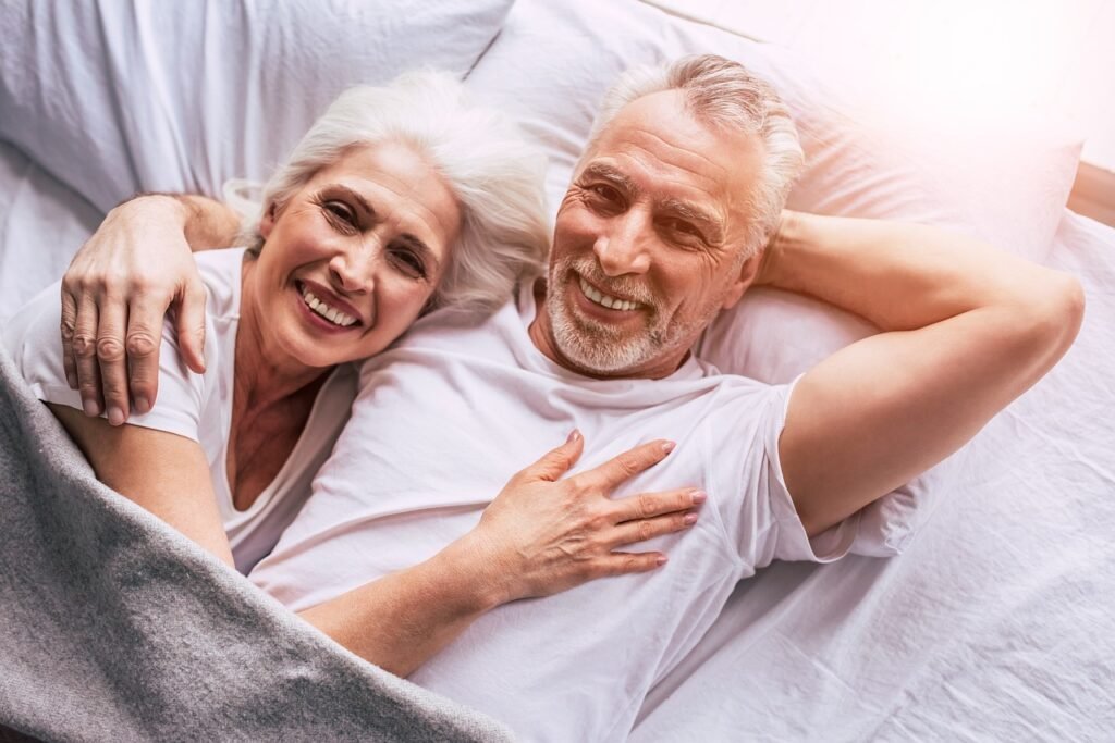 Pareja de adultos mayores felices