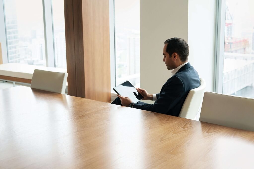 Hombre practicando para entrevista laboral