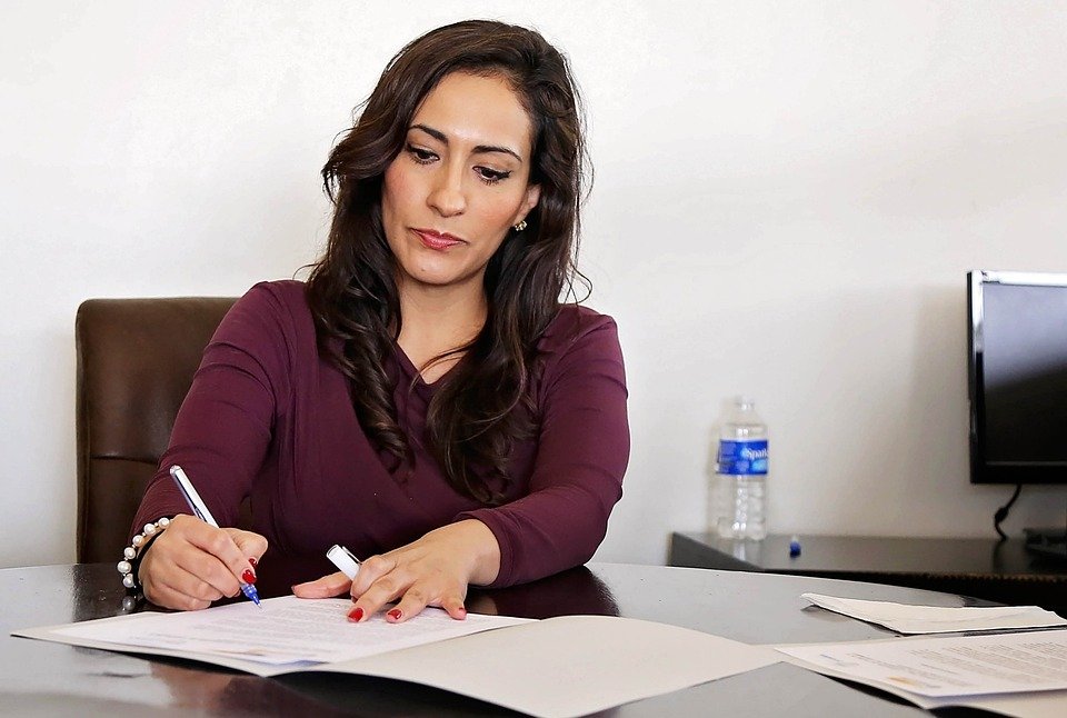 Mujer haciendo entrevista de empleo