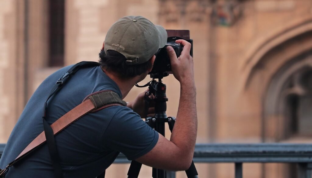 Hombre fotógrafo tomando fotos de aves